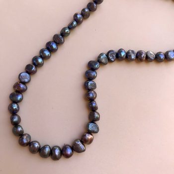 025 - detalle de collar de perlas de cultivo de rio con cierre estilo marinero