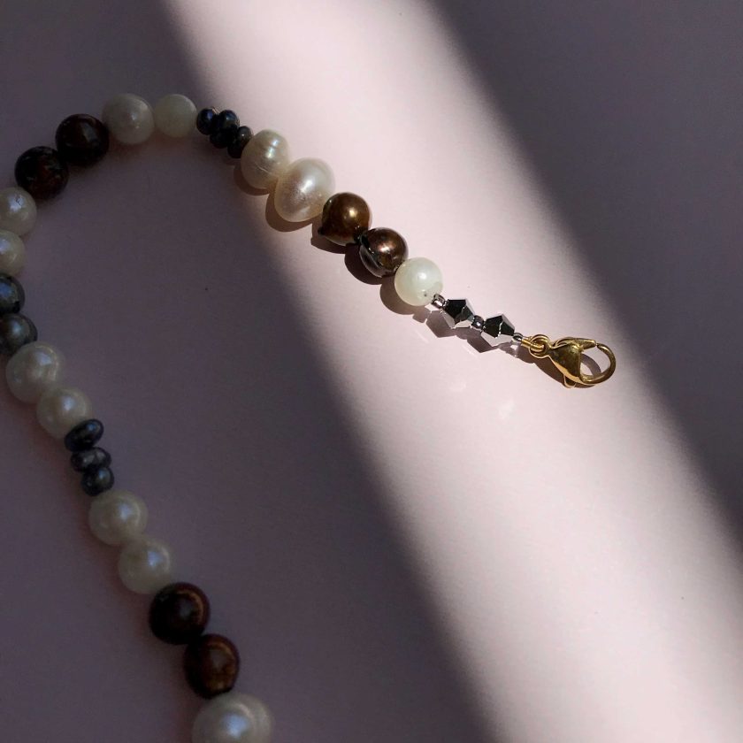 043 - collar de mix de perlas naturales con cierre dorado