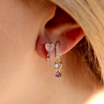 oreja de mujer con aros combinados de cristales rosas y violetas