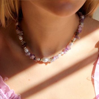 cuello de mujer rubia con collar de cuarzo en tonos violetas y lilas
